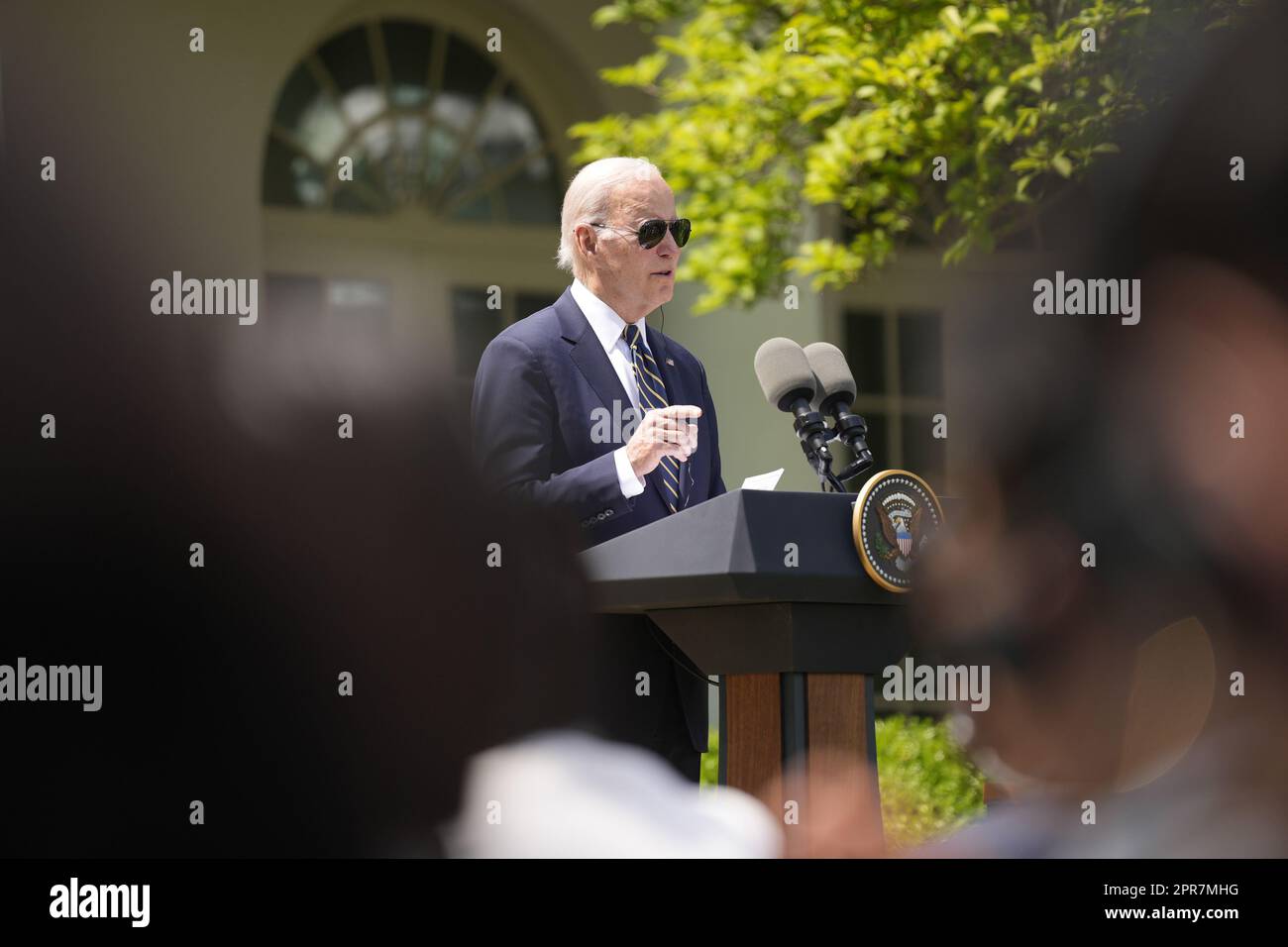 Washington, Usa. 26. April 2023. Präsident Joe Biden spricht auf einer gemeinsamen Pressekonferenz mit dem südkoreanischen Präsidenten Yoon Suk Yeol im Rosengarten im Weißen Haus in Washington am Mittwoch, den 26. April 2023. Yoon hat einen offiziellen Staatsbesuch im Weißen Haus. Foto: Ken Cedeno/UPI Credit: UPI/Alamy Live News Stockfoto Washington, Usa. 26. April 2023. Präsident Joe Biden spricht auf einer gemeinsamen Pressekonferenz mit dem südkoreanischen Präsidenten Yoon Suk Yeol im Rosengarten im Weißen Haus in Washington am Mittwoch, den 26. April 2023. Yoon hat einen offiziellen Staatsbesuch im Weißen Haus. Foto: Ken Cedeno/UPI Credit: UPI/Alamy Live News Stockfoto