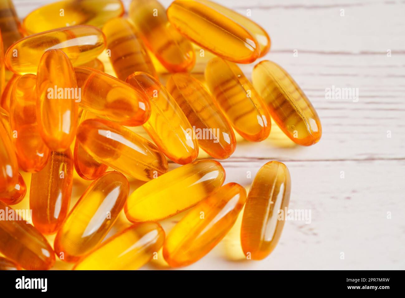 Fischöl oder Lebertran-Gel in Kapseln mit Omega-3-Vitaminen, gesunde Ergänzungsnahrung. Stockfoto
