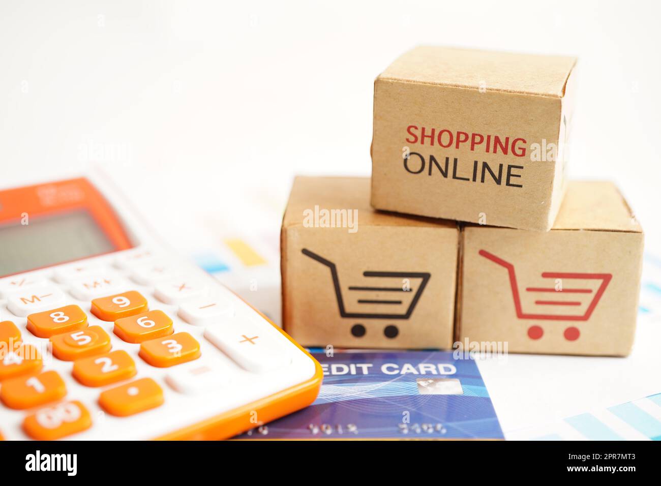 Online-Shopping, Warenkorb-Box mit Kreditkarte, Import-Export, Finanzhandel. Stockfoto