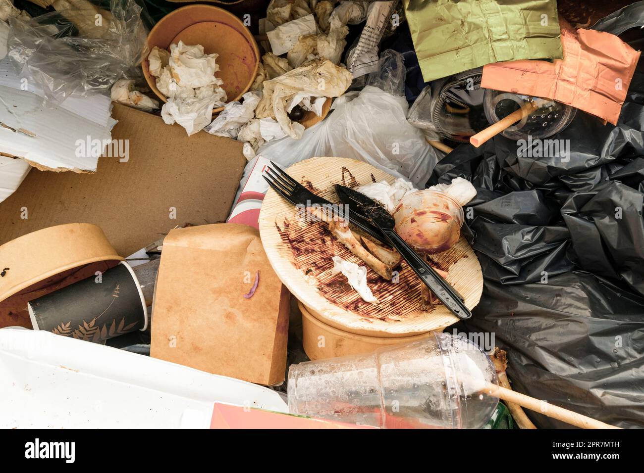 Mülleimer mit Essensresten und Hühnerknochen Stockfoto