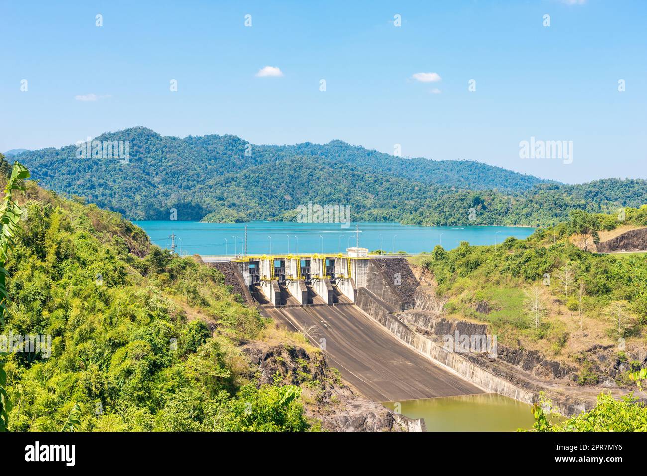 Wasserkraftwerk am Cheow Lan Lake im Nationalpark Khao Sok in Thailand Stockfoto