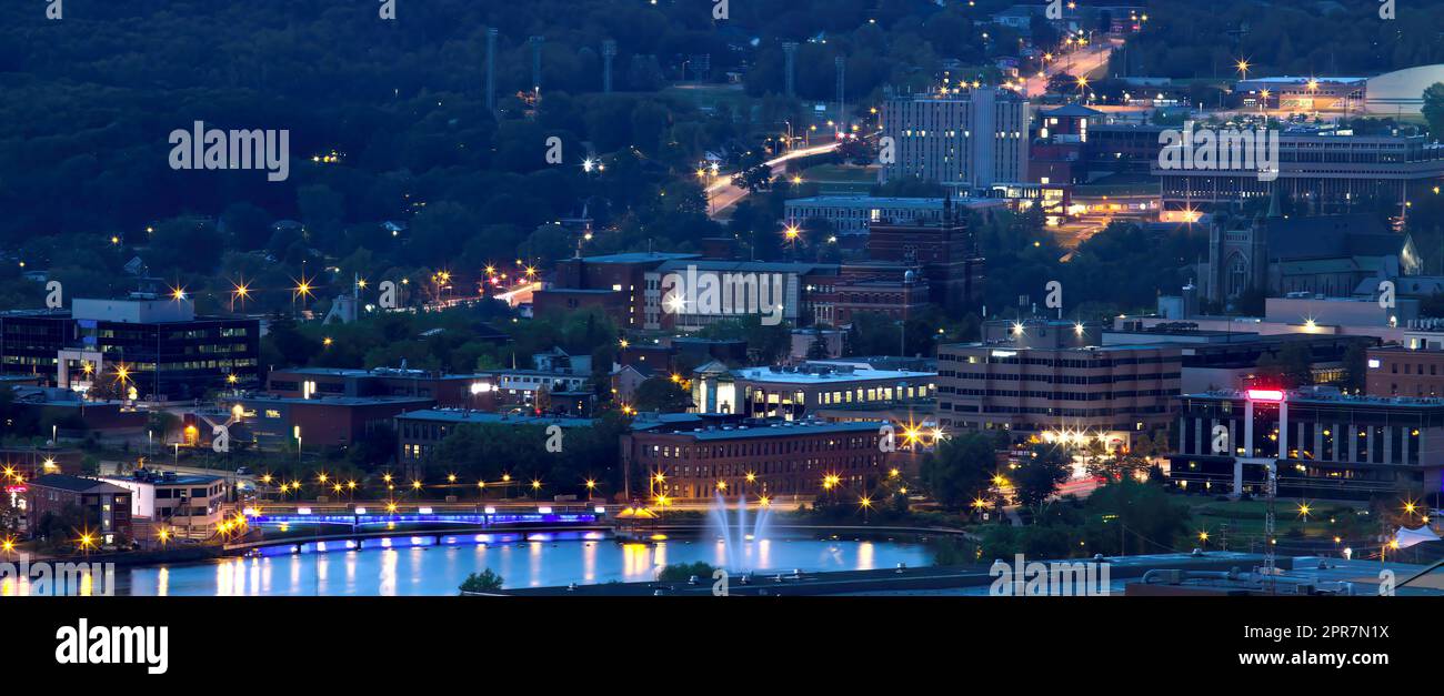 Sherbrooke Innenstadt bei Nacht Magog Fluss und Straßen Lichter Gebäude Stadtbild französische Kultur in Quebec, Kanada Stockfoto