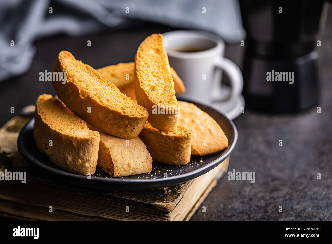 Süße anicini-Kekse. Italienische Biscotti mit Anisgeschmack auf einem Teller. Stockfoto