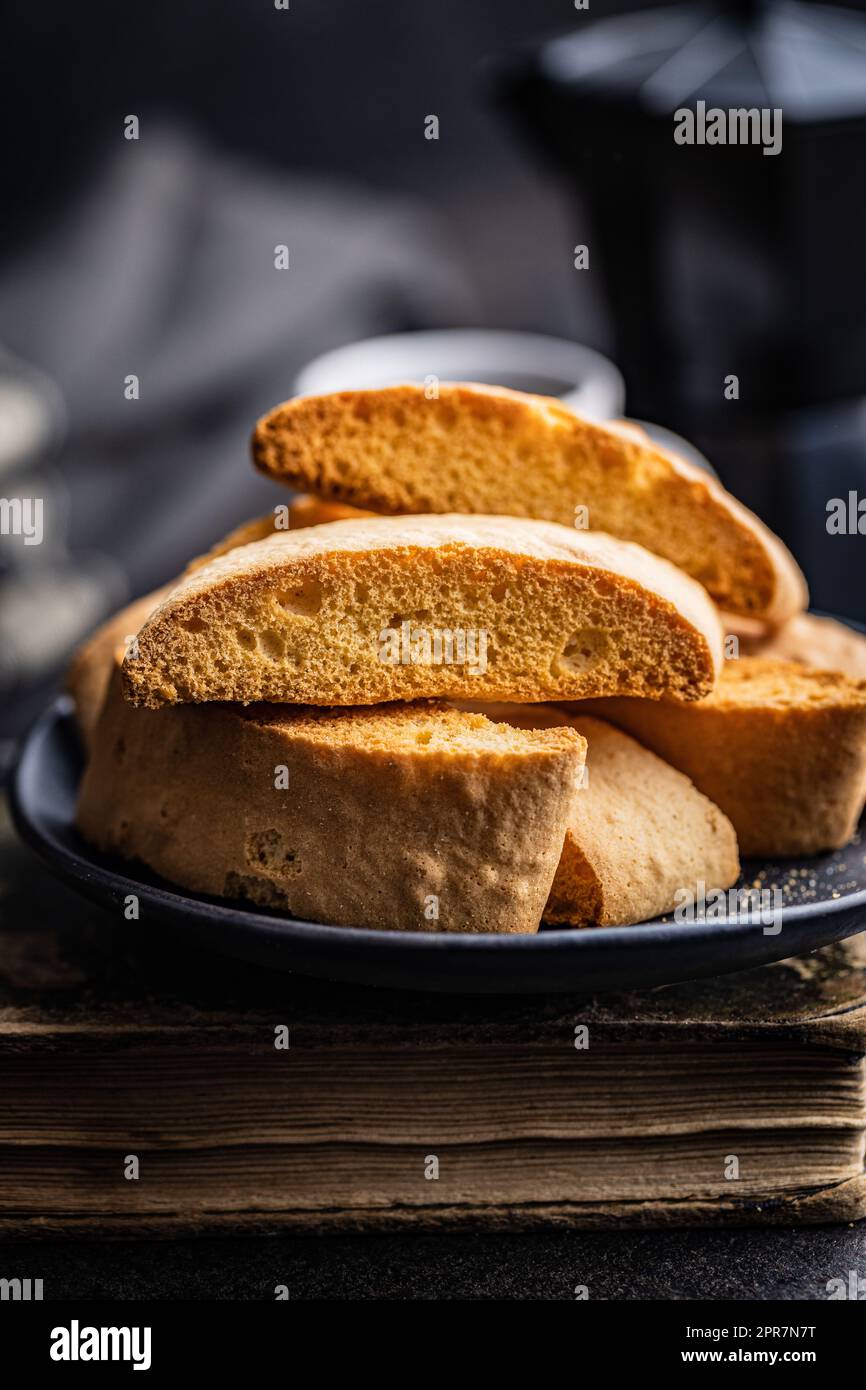 Süße anicini-Kekse. Italienische Biscotti mit Anisgeschmack auf dem Teller. Stockfoto