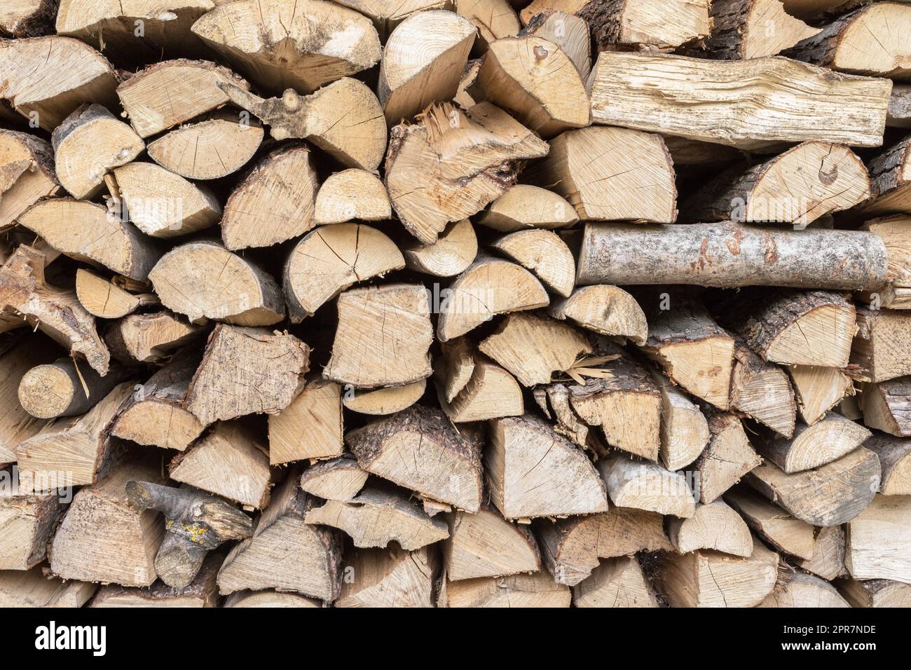 Haufen von Brennholz Stockfoto