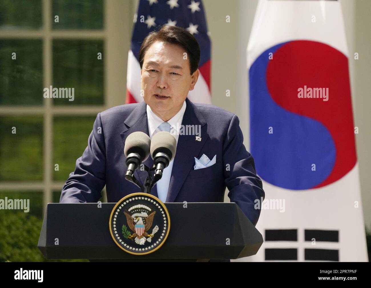 Washington, Usa. 26. April 2023. Der südkoreanische Präsident Yoon Suk Yeol spricht am Mittwoch, den 26. April 2023, auf einer gemeinsamen Pressekonferenz mit Präsident Joe Biden im Rosengarten im Weißen Haus in Washington, DC. Yoon hat einen offiziellen Staatsbesuch im Weißen Haus. Foto: Ken Cedeno/UPI Credit: UPI/Alamy Live News Stockfoto Washington, Usa. 26. April 2023. Der südkoreanische Präsident Yoon Suk Yeol spricht am Mittwoch, den 26. April 2023, auf einer gemeinsamen Pressekonferenz mit Präsident Joe Biden im Rosengarten im Weißen Haus in Washington, DC. Yoon hat einen offiziellen Staatsbesuch im Weißen Haus. Foto: Ken Cedeno/UPI Credit: UPI/Alamy Live News Stockfoto