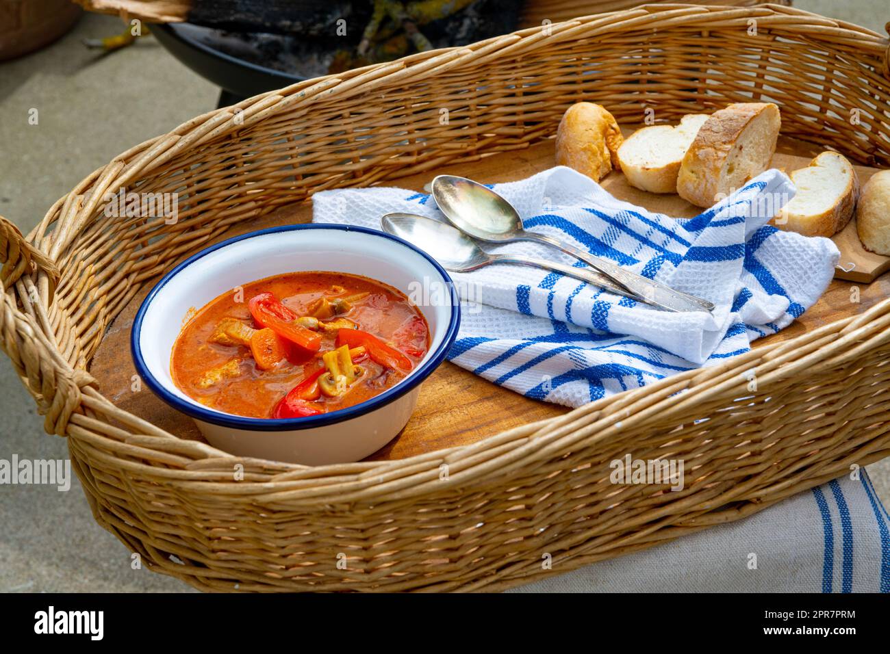 Über einem offenen Feuer wird Wassergulasch zubereitet! Stockfoto