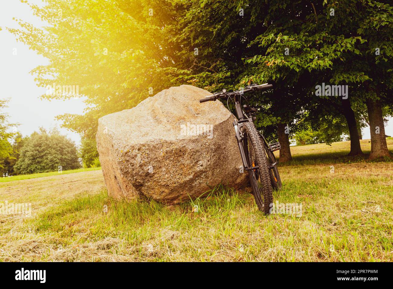 Mountainbike lehnte sich auf einen großen Stein Stockfoto