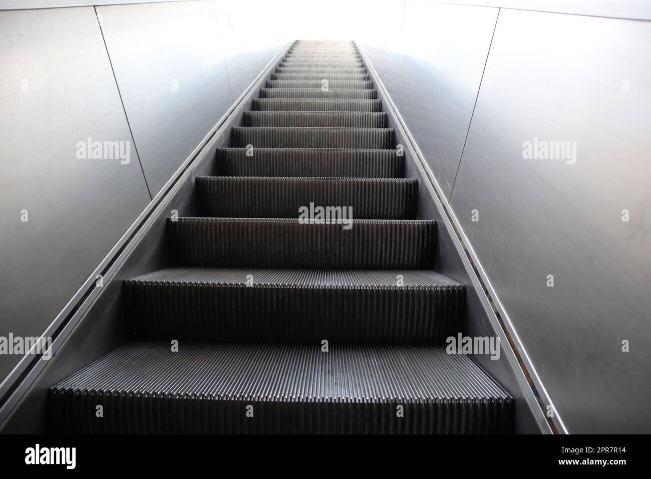 Leere Treppe und Rolltreppe an einer U-Bahnstation Stockfoto