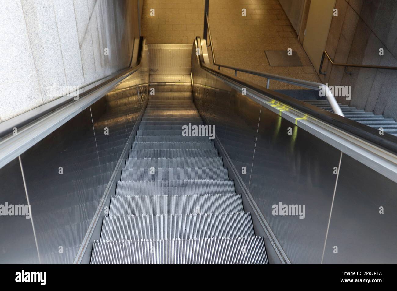 Leere Treppe und Rolltreppe an einer U-Bahnstation Stockfoto