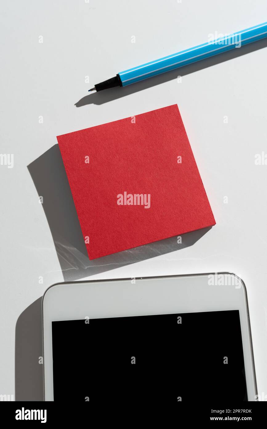 Wichtige Nachricht Auf Haftnotiz Am Schreibtisch Mit Stift Und Mobiltelefon. Grausame Informationen Auf Einem Memo Auf Dem Tisch Mit Handy Geschrieben. Kritische Daten Werden Angezeigt. Stockfoto