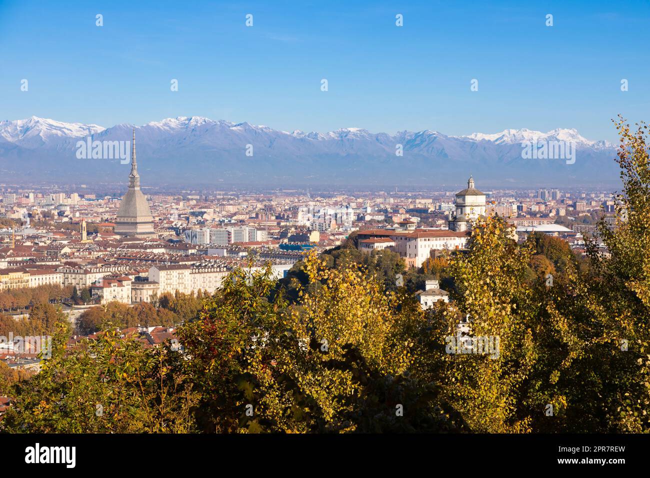 Turin Panorama mit Alpen und Mole Antonelliana, Italien. Skyline des Symbols der Piemont-Region mit Monte dei Cappuccini - Cappuccinis Hügel. Sonnenaufgangslicht, Herbst Stockfoto