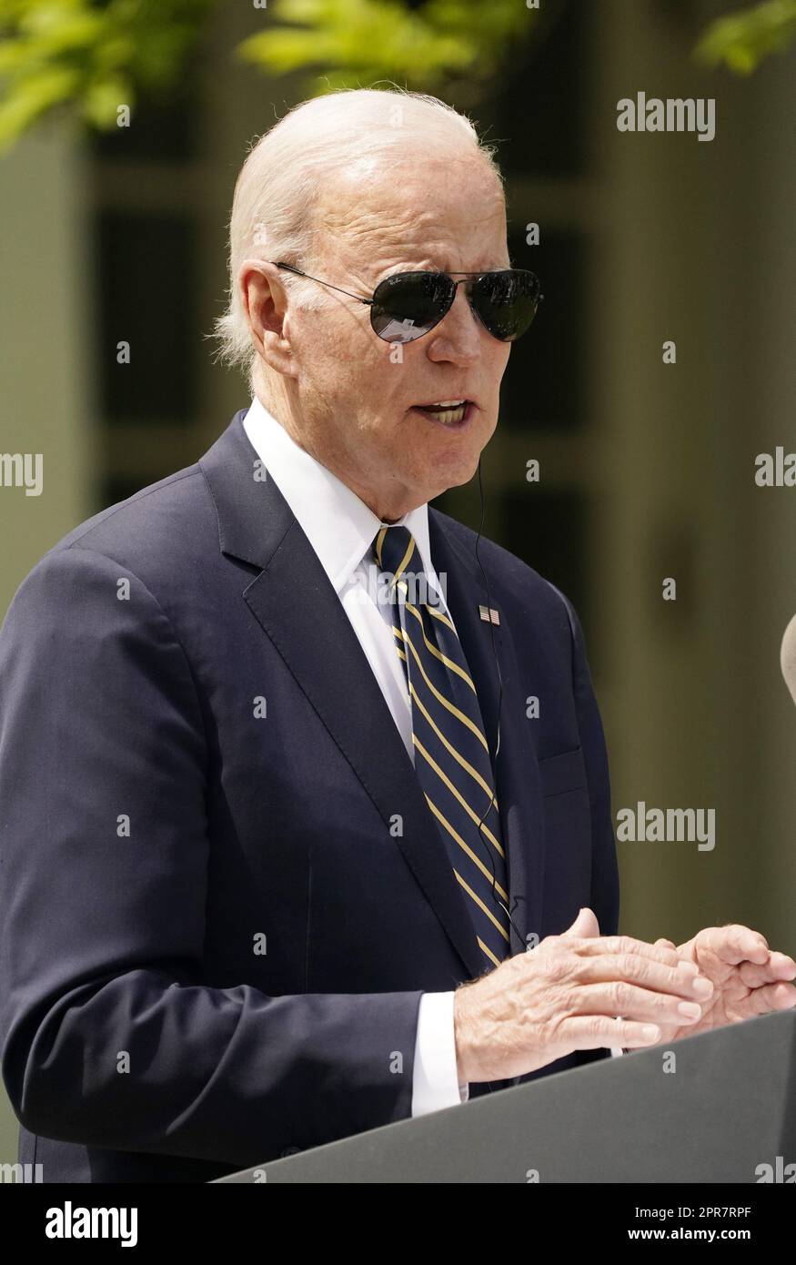Washington, Usa. 26. April 2023. Präsident Joe Biden spricht auf einer gemeinsamen Pressekonferenz mit dem südkoreanischen Präsidenten Yoon Suk Yeol im Rosengarten im Weißen Haus in Washington am Mittwoch, den 26. April 2023. Yoon hat einen offiziellen Staatsbesuch im Weißen Haus. Foto: Ken Cedeno/UPI Credit: UPI/Alamy Live News Stockfoto Washington, Usa. 26. April 2023. Präsident Joe Biden spricht auf einer gemeinsamen Pressekonferenz mit dem südkoreanischen Präsidenten Yoon Suk Yeol im Rosengarten im Weißen Haus in Washington am Mittwoch, den 26. April 2023. Yoon hat einen offiziellen Staatsbesuch im Weißen Haus. Foto: Ken Cedeno/UPI Credit: UPI/Alamy Live News Stockfoto