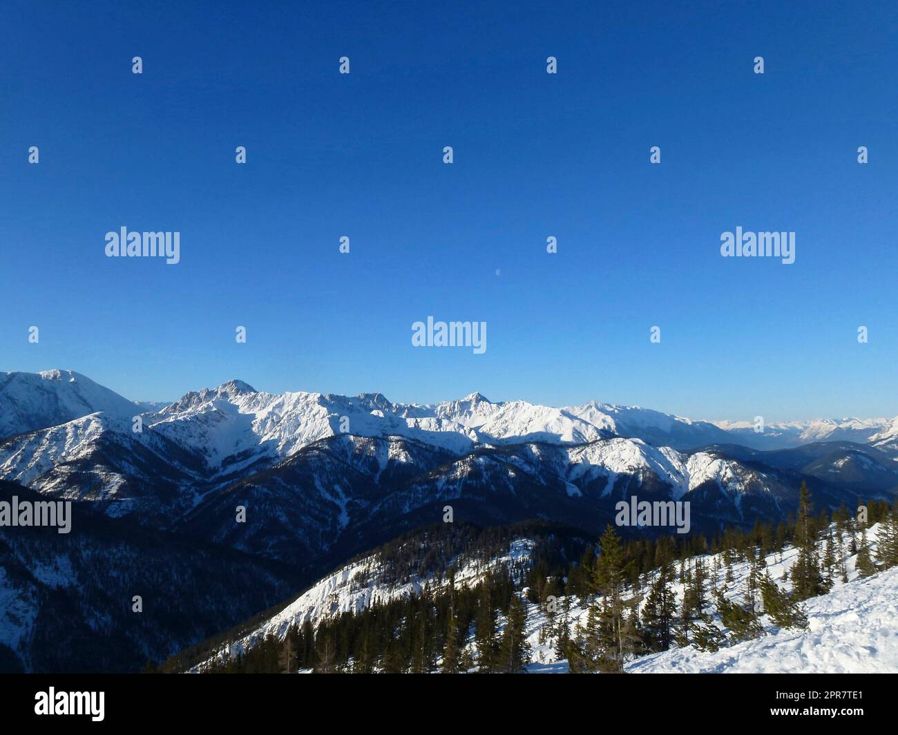 Winterwanderung zum Pleisenspitze-Berg, Tirol, Österreich Stockfoto