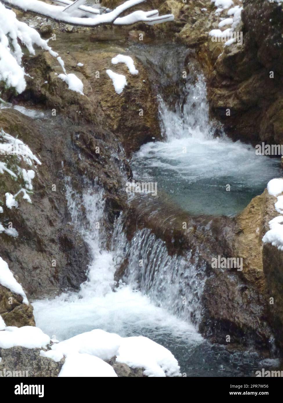 Wasserfall im Winter Bergtour zum Seekarkreuz Berg, Bayern, Deutschland Stockfoto