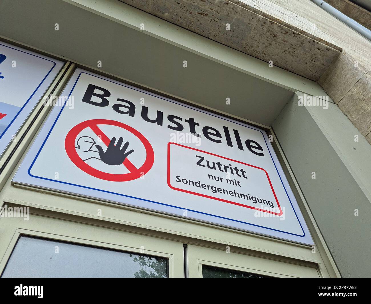 Zutritt nur mit erlaubnis unterschreiben Fotos und Bildmaterial in