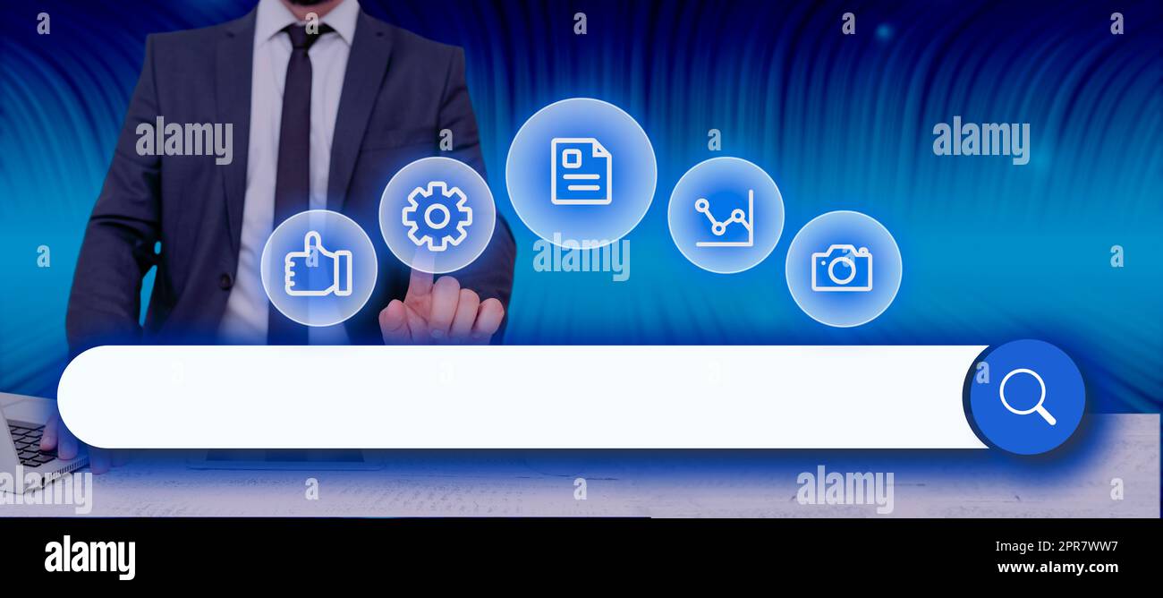 Geschäftsmann mit einem Laptop, der auf Digital Synbols und die Suchleiste zeigt und nach Daten in einem abstrakten Design sucht. Mann in einer Besprechung und Überprüfung wichtiger Informationen und Konzepte. Stockfoto