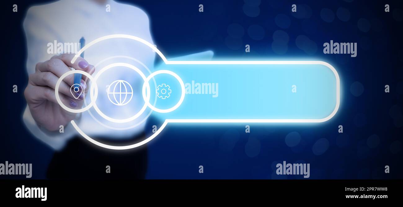 Frau im Anzug hält einen Stift und symbolisiert erfolgreiche Teamarbeit bei der Umsetzung der neuesten Projektpläne. Frau mit Kugelschreiber, die für ein kombiniertes Kraftmanagement steht. Stockfoto