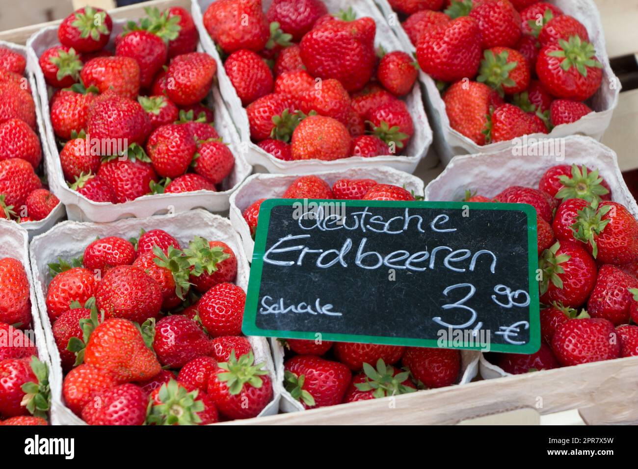 Deutsche rote Erdbeerkörbe mit Euro-Preisschild Stockfoto