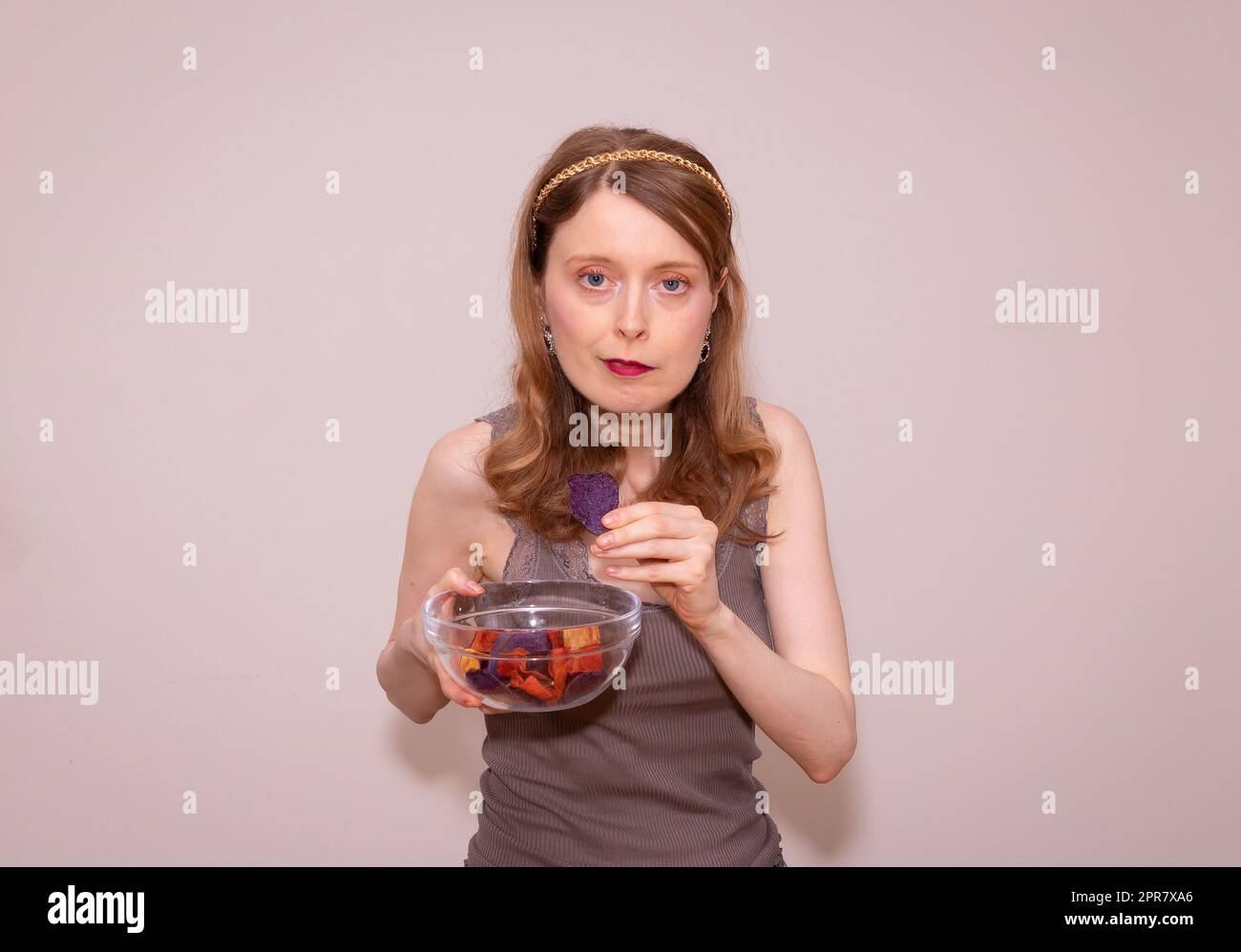 Eine Frau mit Chips-Schüssel Stockfoto