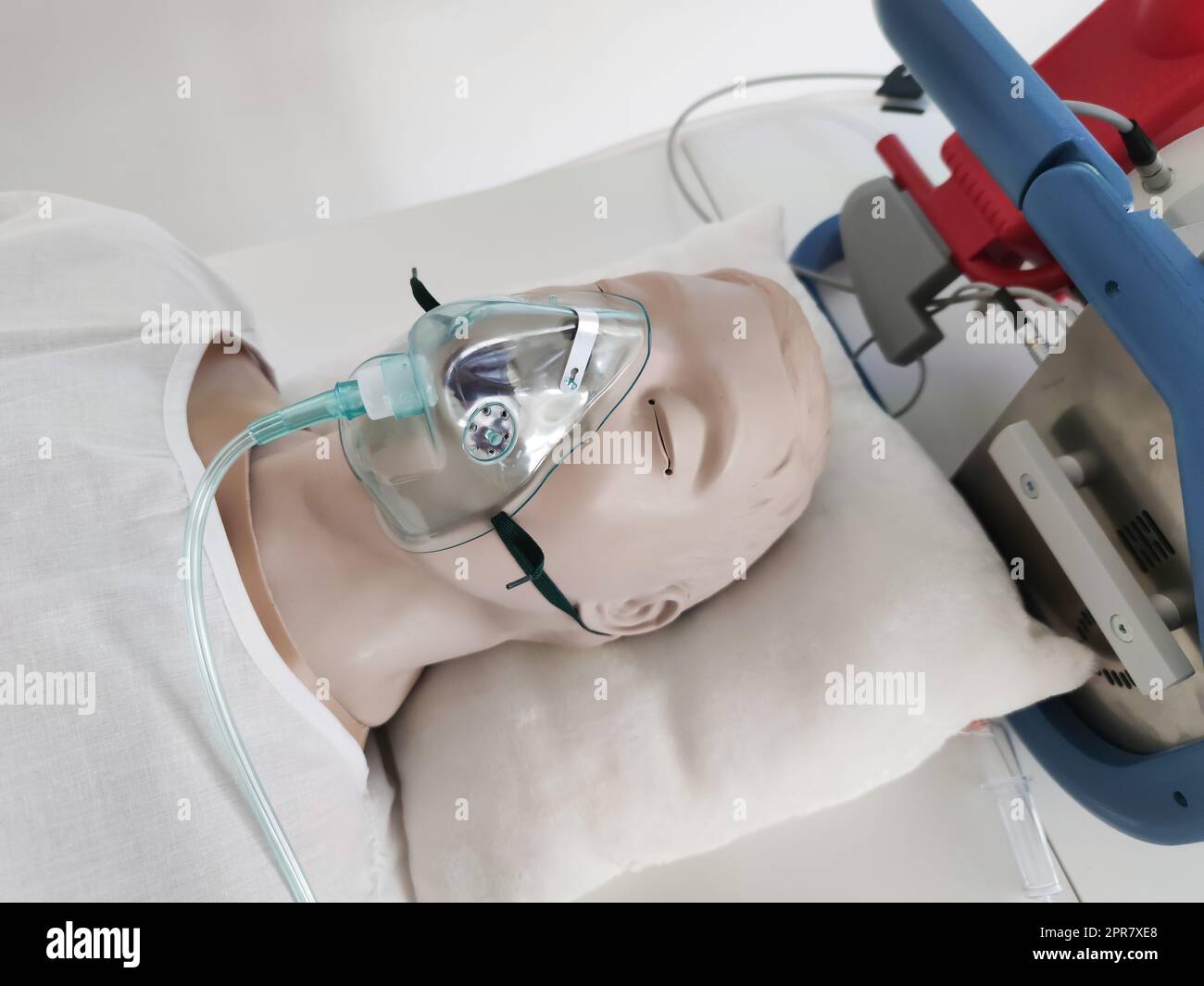 Künstliche Lungenbeatmung, Beatmungsgeräte im Krankenhaus, Plastikfigur Stockfoto