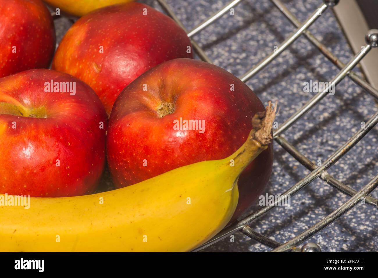 Farbenfroher frischer Apfel und Banane Stockfoto