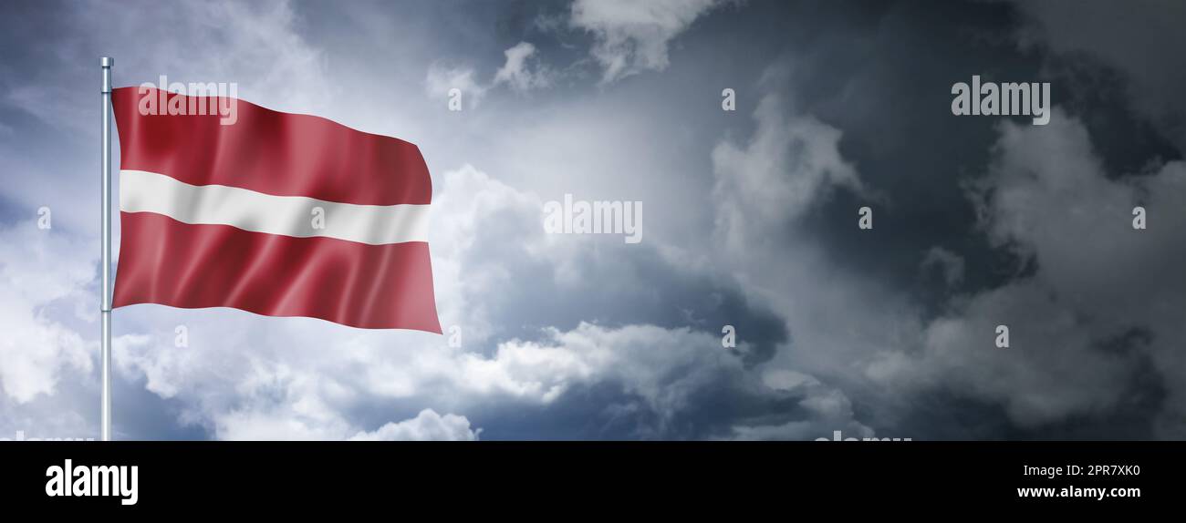 Lettische Flagge am bewölkten Himmel Stockfoto