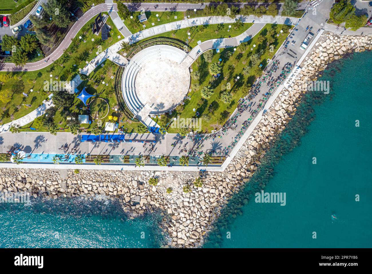Blick von oben auf den Molos Seaside Park. Limassol, Zypern Stockfoto