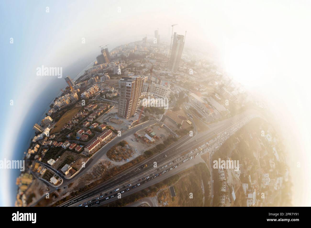Luftpanorama von Limassol Stadtgebiet mit Autobahn, Baustelle und Wolkenkratzern. Zypern Stockfoto