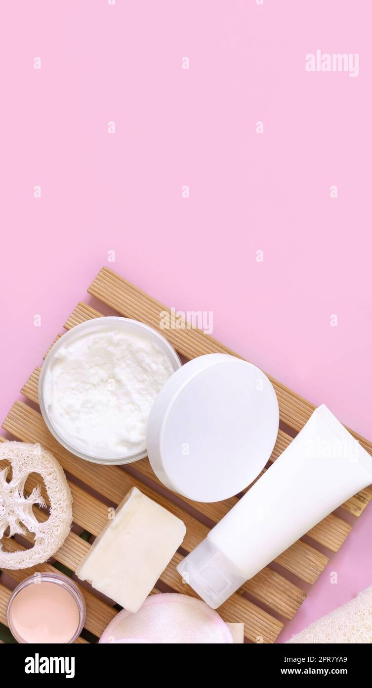 Handgefertigte kosmetische Flaschen und Gläser auf Pink, Modell, Kopierbereich Stockfoto