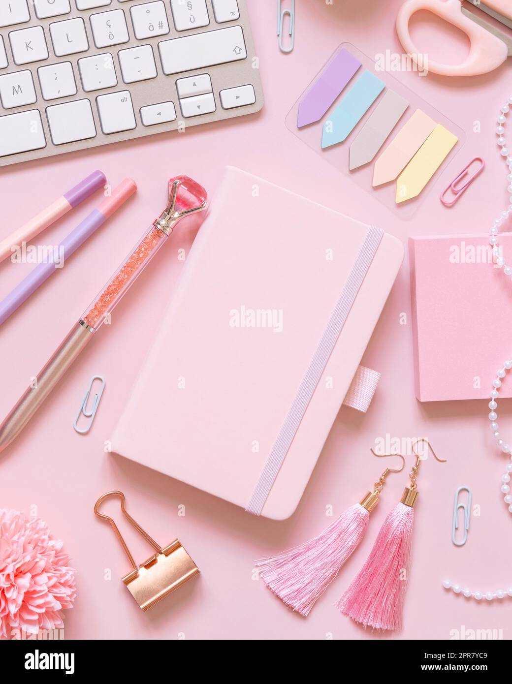 Notizbuch, Accessoires für Mädchen in Pink und Tastatur in Pastellrosa Draufsicht, Modell Stockfoto