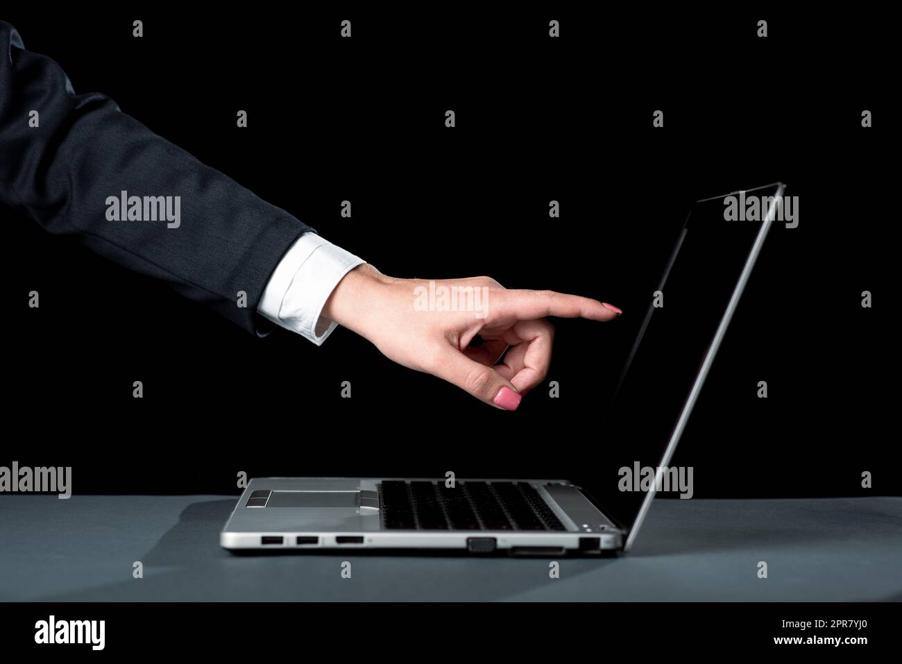 Geschäftsfrau, Die Eine Wichtige Nachricht Auf Den Laptop-Bildschirm Zeigt. Frau, Die Grausame Informationen Auf Dem Computer Zeigt. Die Dame Im Anzug Präsentiert Die Letzten Ankündigungen. Stockfoto