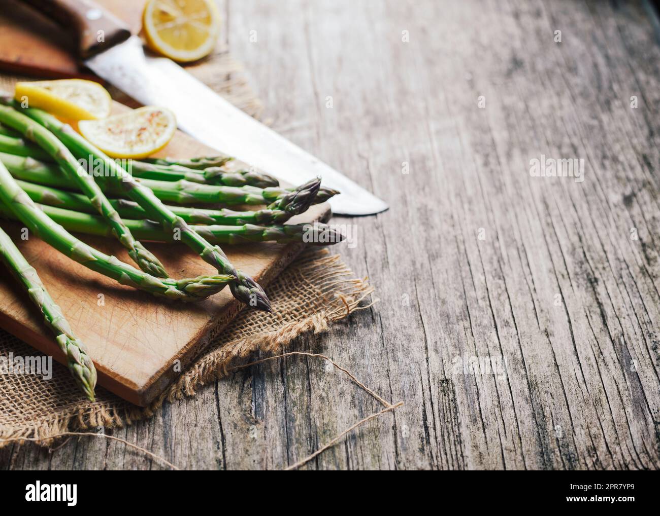 Spargel auf Holzbrett Stockfoto