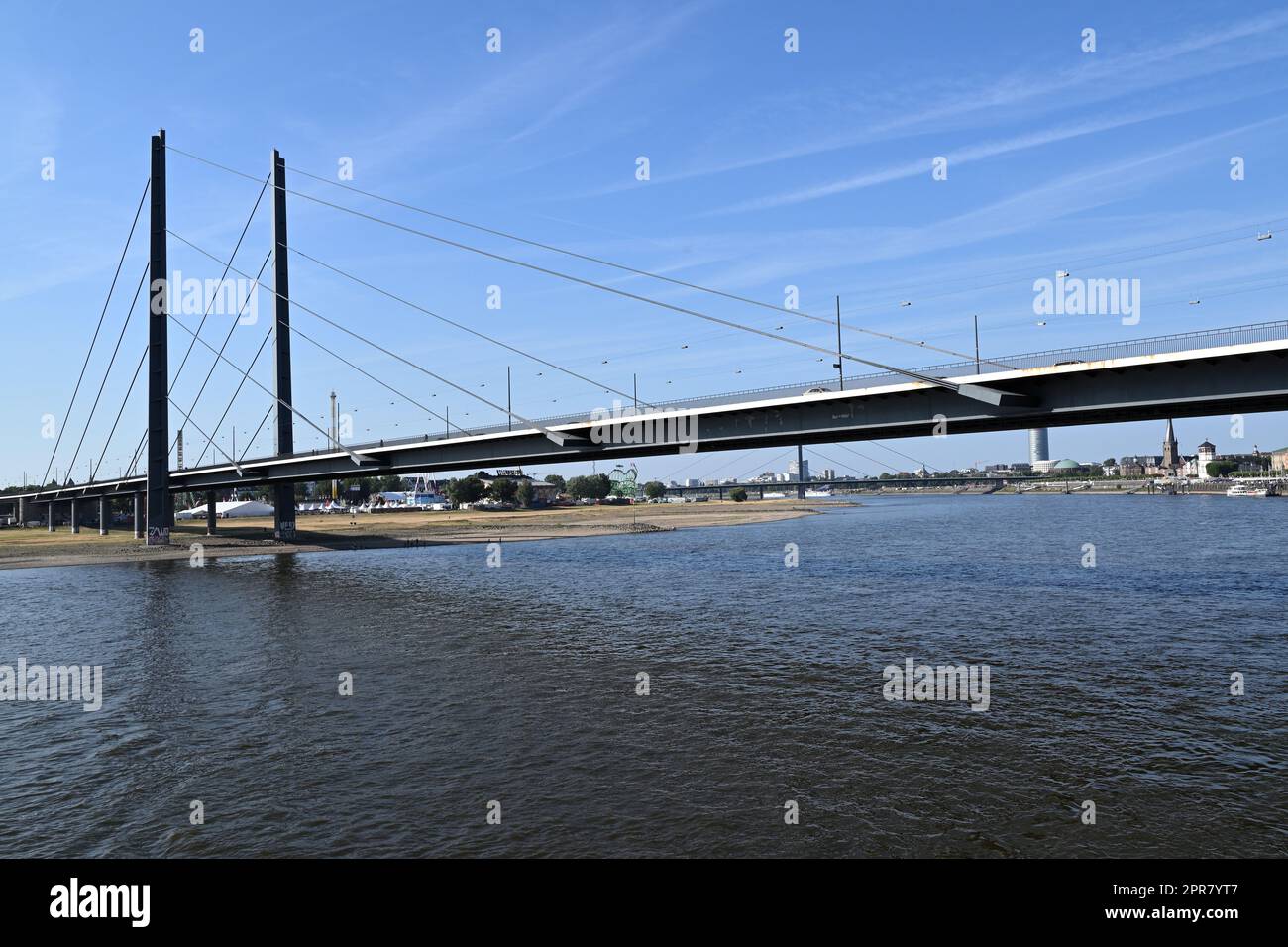 Knie-Brücke über den Rhein in Düsseldorf, NRW Deutschland Stockfoto