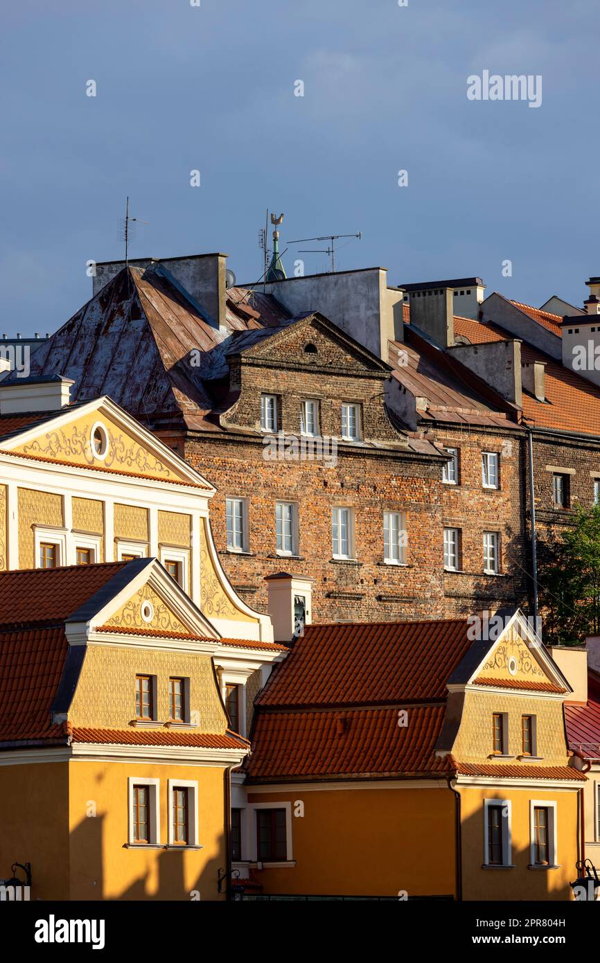Blick auf die dekorativen Fassaden der Mietshäuser in der Altstadt von Lublin, Polen Stockfoto