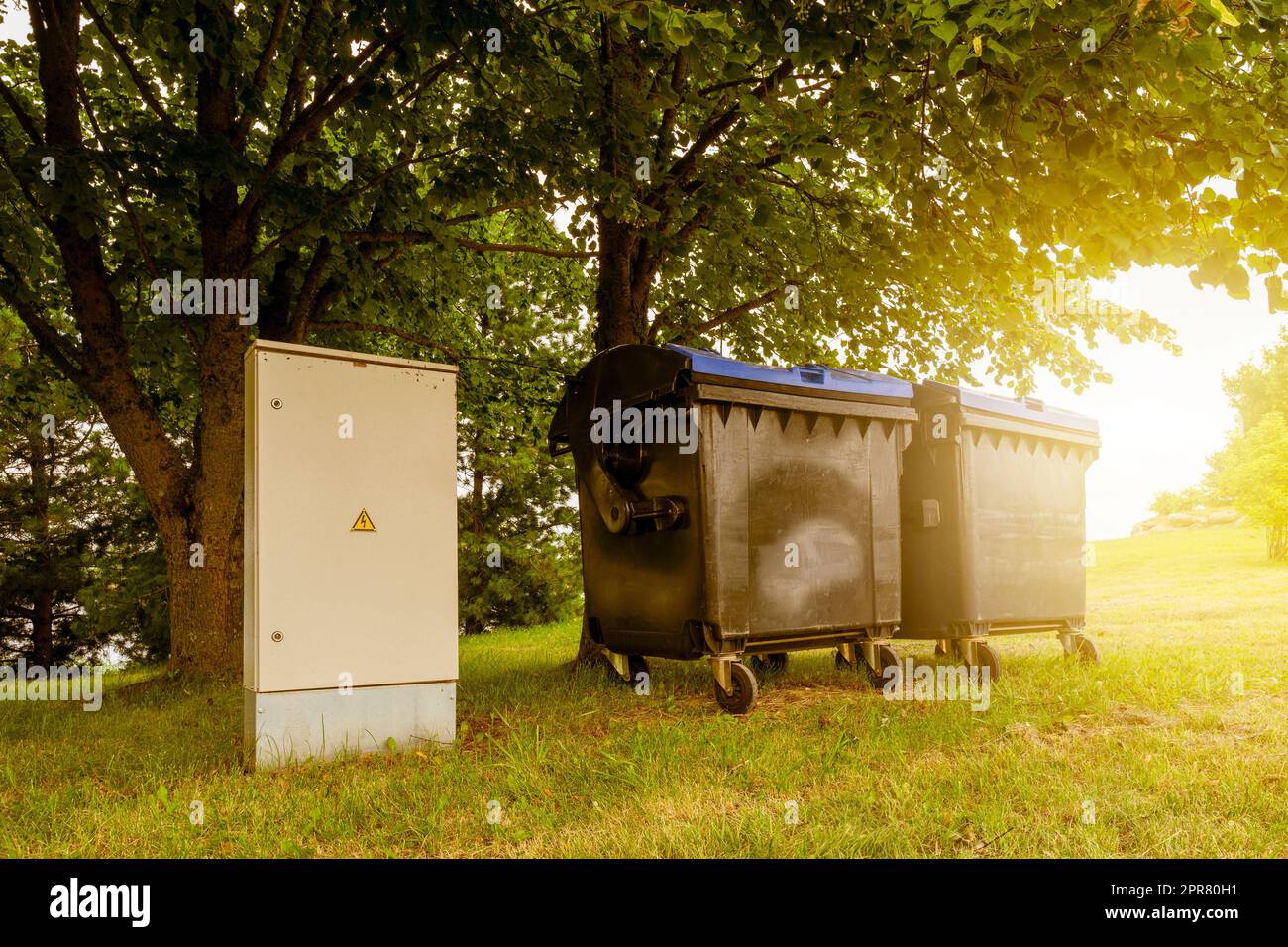 Schließfach für elektrische Anlage und Abfallbehälter im Park Stockfoto