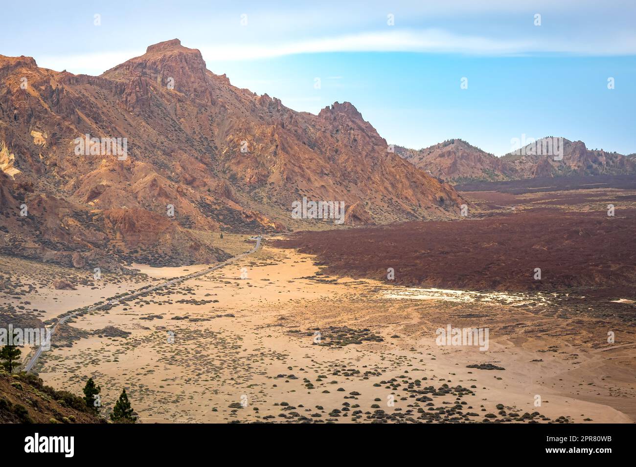 Begeben Sie sich auf ein Abenteuer durch einzigartige vulkanische Landschaften des Teide-Nationalparks während der Fahrt entlang der TF-21 Straße, und genießen Sie den malerischen Blick aus dem hohen Winkel. Stockfoto