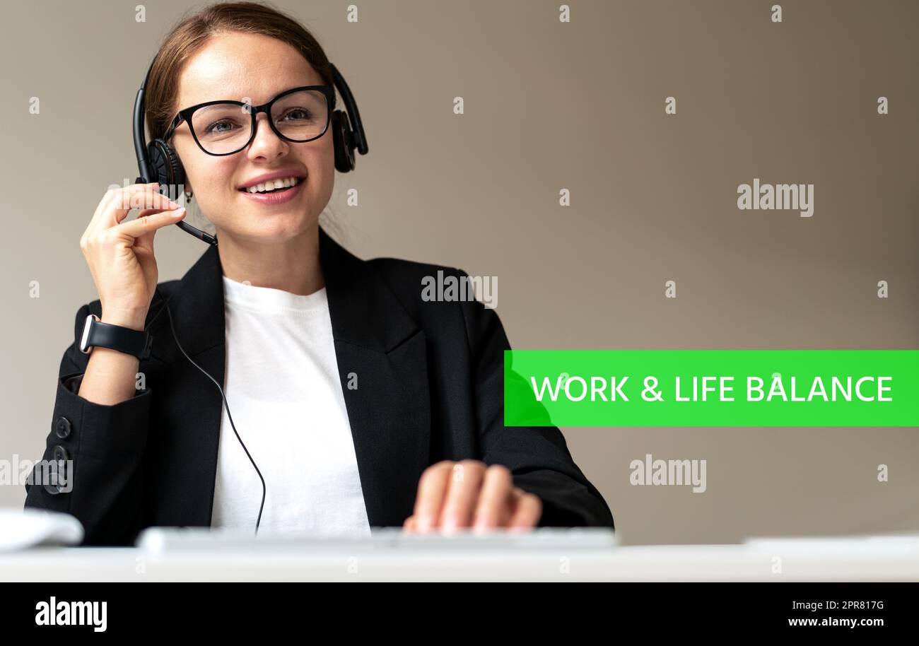 Work and Life Balance Konzept, weibliche Mitarbeiterin, die im Büro arbeitet und lächelt. Stockfoto