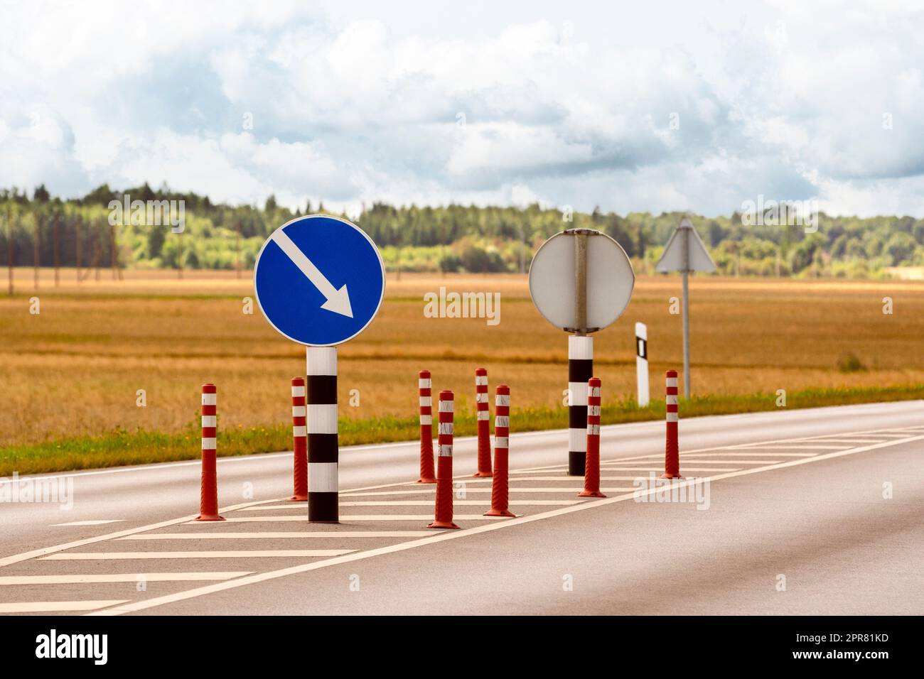 Orangefarbene Kegel und Verkehrsschilder für die Verkehrskontrolle auf der Autobahn Stockfoto
