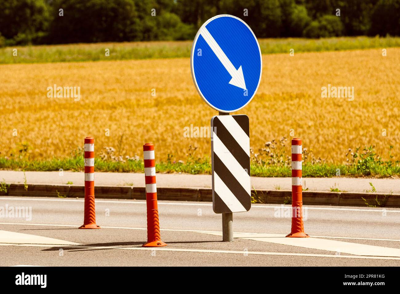 Orangefarbene Kegel und Verkehrsschilder für die Verkehrskontrolle Stockfoto