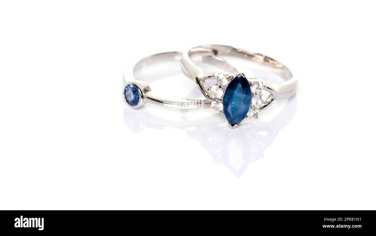 Blauer Saphir mit Diamanten Schmuck oder Edelsteinen Ring auf weißem Hintergrund mit Reflexion. Kollektion von natürlichen Edelsteinen Accessoires. Studioaufnahme Stockfoto