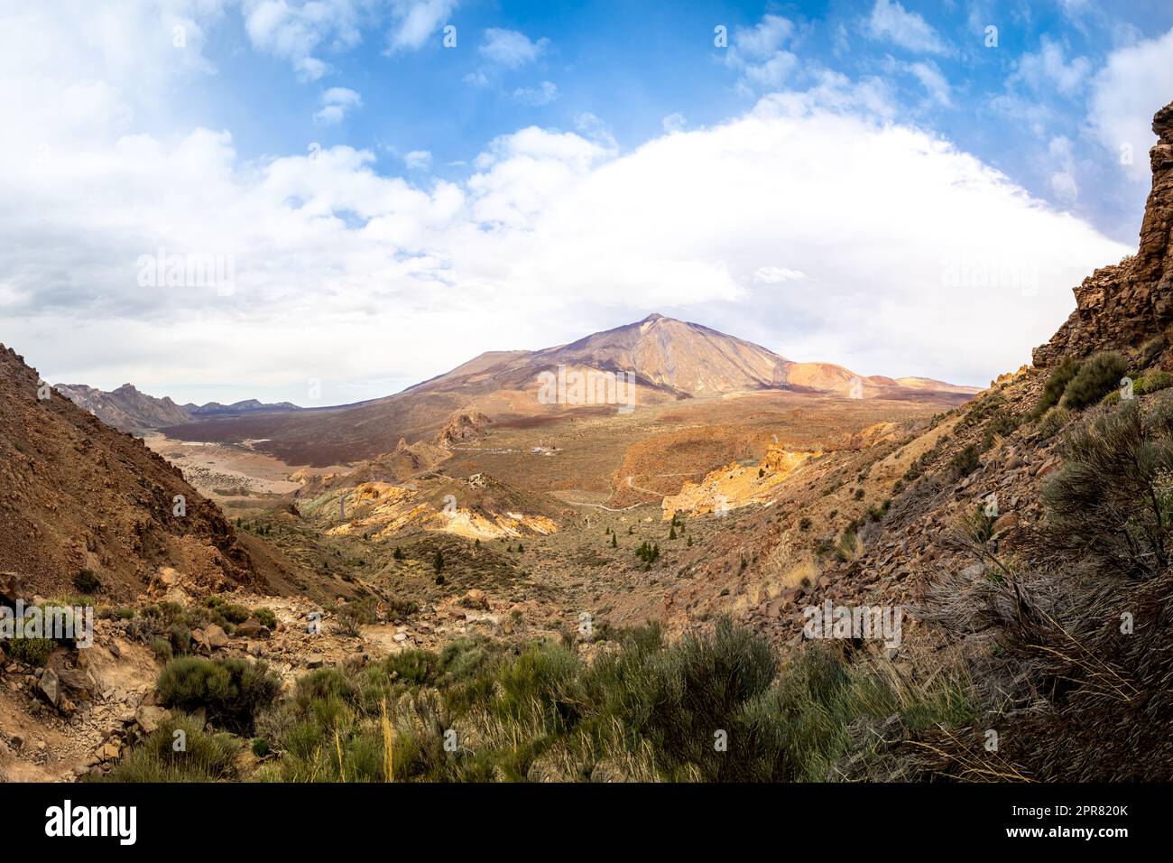Die vulkanische Landschaft kommt vom Berg Alto de Guajara voll in den Blickpunkt und zeigt den berühmten Gipfel des Teide, was ihn zu einem absoluten muss macht. Stockfoto