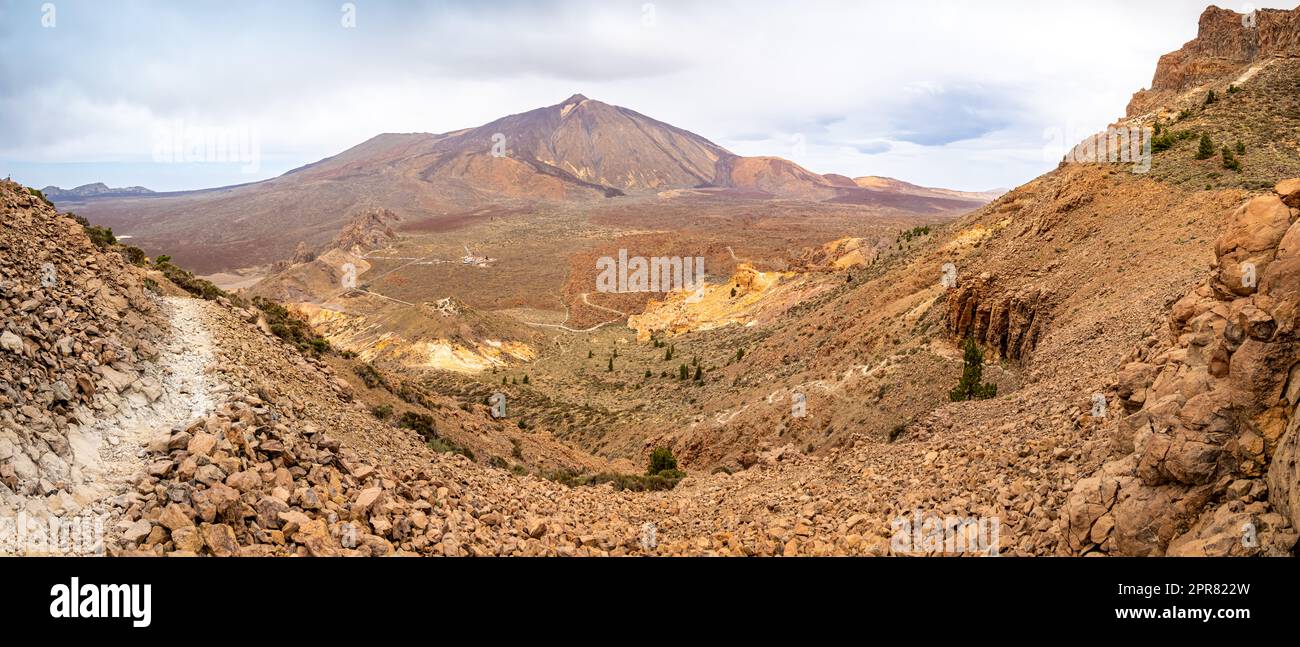 Erkunden Sie die Wanderwege und bewundern Sie den Panoramablick auf das Kratertal von Degollada de Ucanca auf den Berg Alto de Guajara mit dem berühmten Teide. Stockfoto