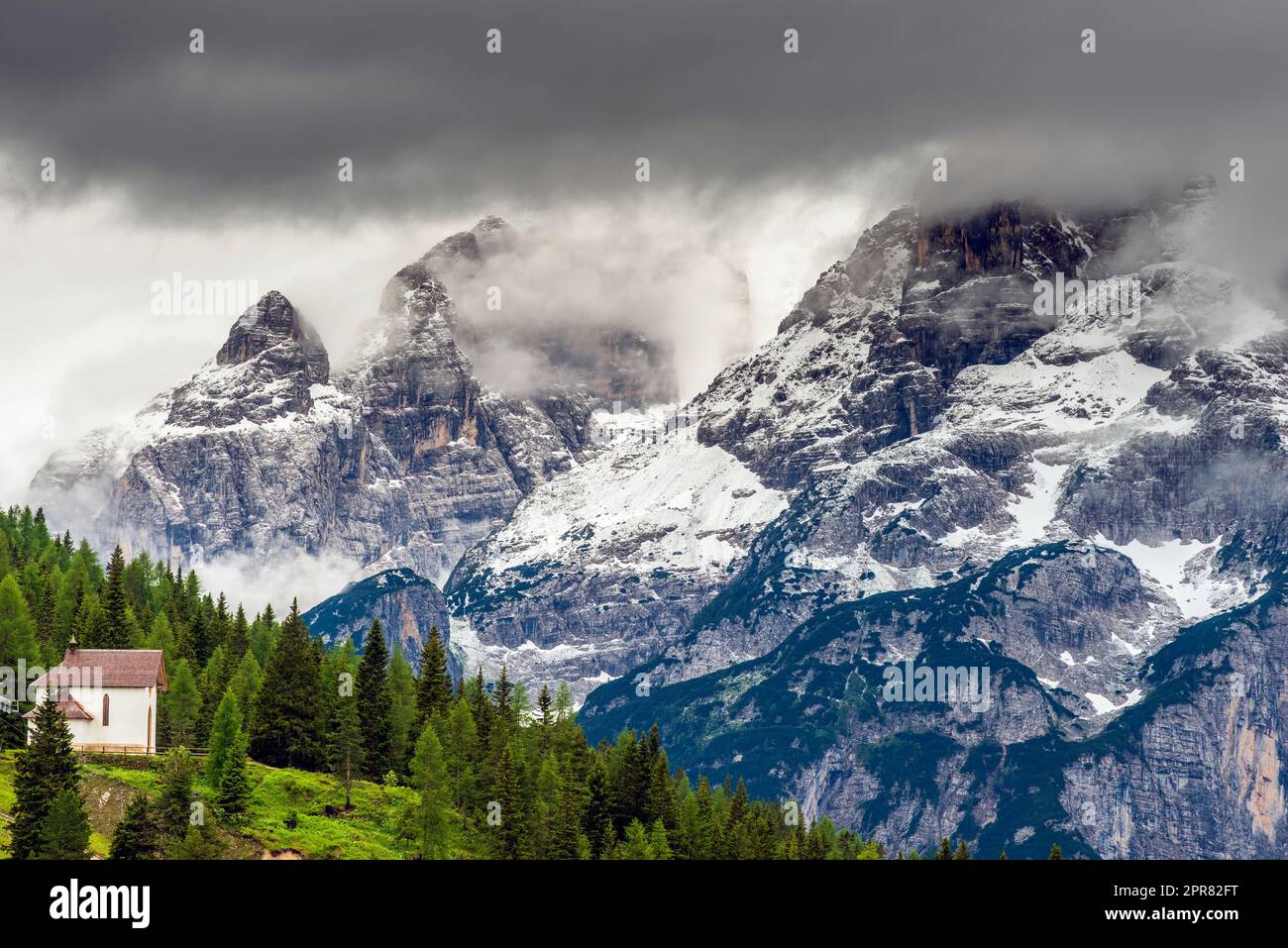 Schneebedeckte Gipfel der Berggruppe Sorapis, Misurina, Veneto, Italien Stockfoto