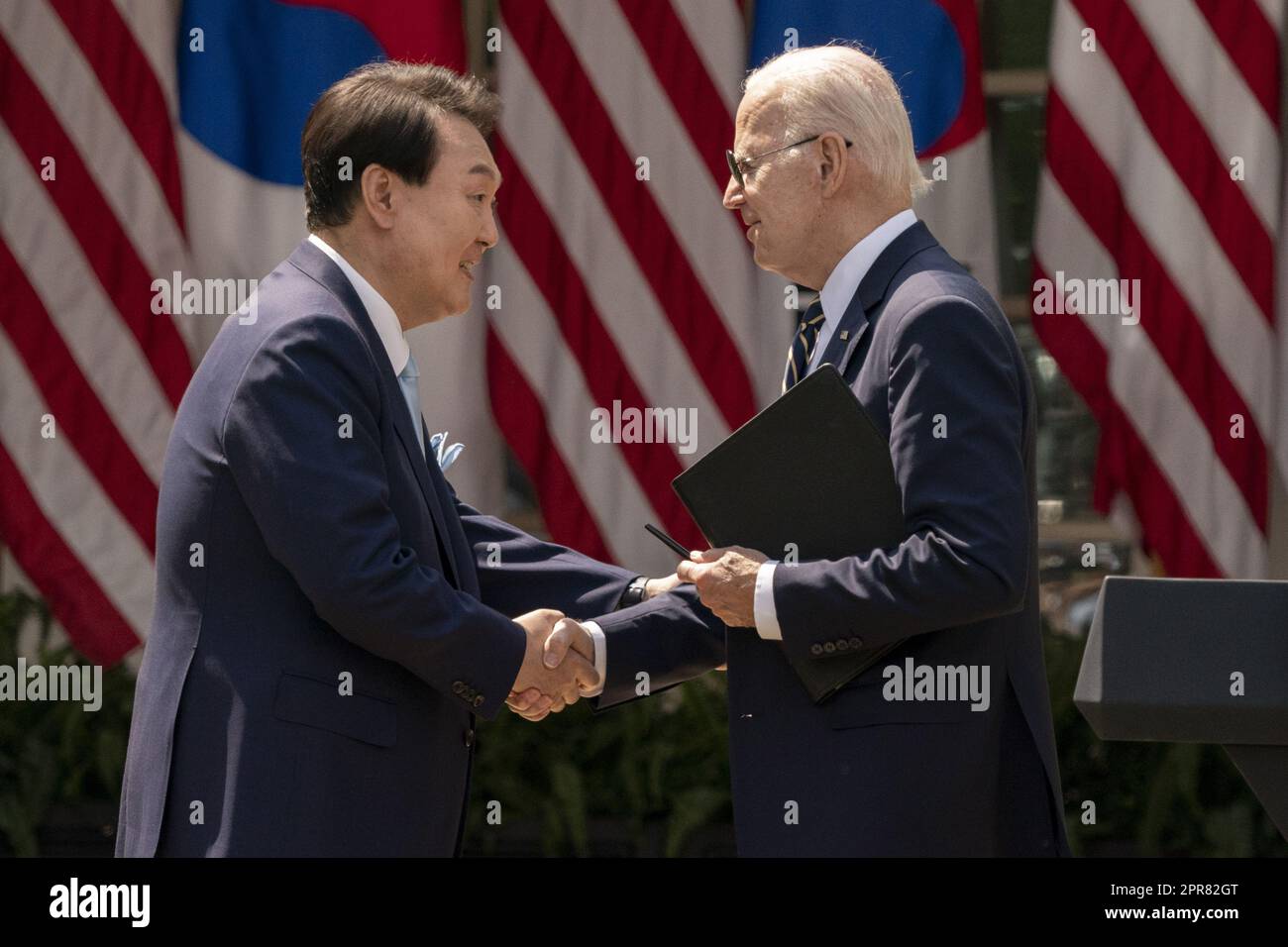 Washington, Usa. 26. April 2023. Präsident Joe Biden und der südkoreanische Präsident Yoon Suk Yeol geben sich vor einer gemeinsamen Pressekonferenz im Rosengarten im Weißen Haus in Washington die Hand, die am Mittwoch, den 26. April 2023 stattfindet. Yoon hat einen offiziellen Staatsbesuch im Weißen Haus. Foto: Al Drago/UPI Credit: UPI/Alamy Live News Stockfoto Washington, Usa. 26. April 2023. Präsident Joe Biden und der südkoreanische Präsident Yoon Suk Yeol geben sich vor einer gemeinsamen Pressekonferenz im Rosengarten im Weißen Haus in Washington die Hand, die am Mittwoch, den 26. April 2023 stattfindet. Yoon hat einen offiziellen Staatsbesuch im Weißen Haus. Foto: Al Drago/UPI Credit: UPI/Alamy Live News Stockfoto