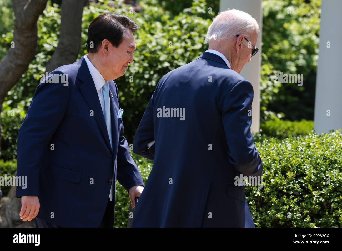 Washington, Usa. 26. April 2023. Präsident Joe Biden und der südkoreanische Präsident Yoon Suk Yeol brechen nach einer gemeinsamen Pressekonferenz im Rosengarten im Weißen Haus in Washington am Mittwoch, den 26. April 2023, auf. Yoon hat einen offiziellen Staatsbesuch im Weißen Haus. Foto: Oliver Contreras/UPI Credit: UPI/Alamy Live News Stockfoto Washington, Usa. 26. April 2023. Präsident Joe Biden und der südkoreanische Präsident Yoon Suk Yeol brechen nach einer gemeinsamen Pressekonferenz im Rosengarten im Weißen Haus in Washington am Mittwoch, den 26. April 2023, auf. Yoon hat einen offiziellen Staatsbesuch im Weißen Haus. Foto: Oliver Contreras/UPI Credit: UPI/Alamy Live News Stockfoto