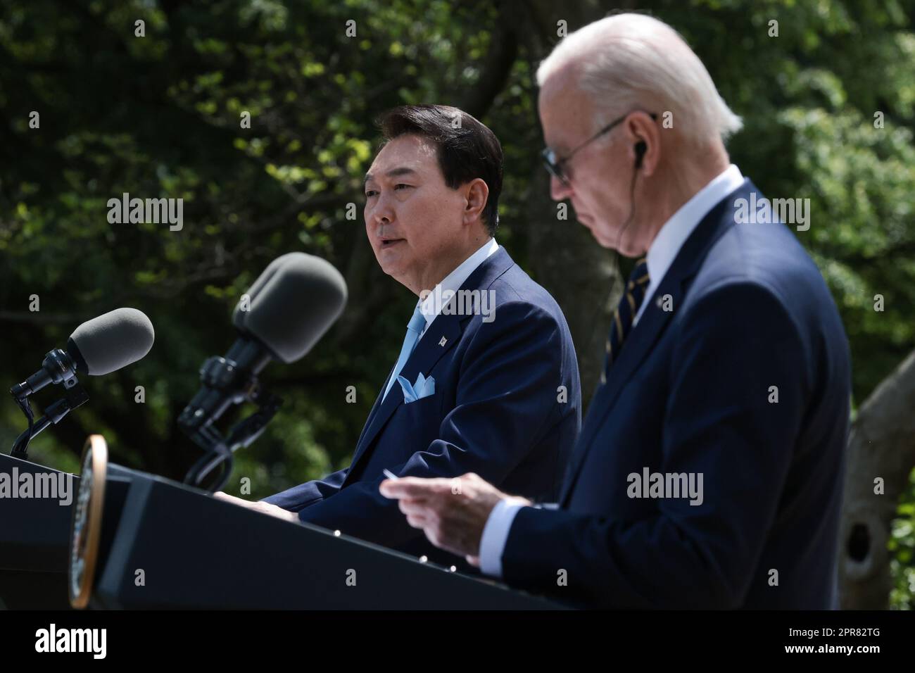 Washington, Usa. 26. April 2023. Präsident Joe Biden und der südkoreanische Präsident Yoon Suk Yeol veranstalten am Mittwoch, den 26. April 2023, eine gemeinsame Pressekonferenz im Rose Garden im Weißen Haus in Washington, DC. Yoon hat einen offiziellen Staatsbesuch im Weißen Haus. Foto: Oliver Contreras/UPI Credit: UPI/Alamy Live News Stockfoto