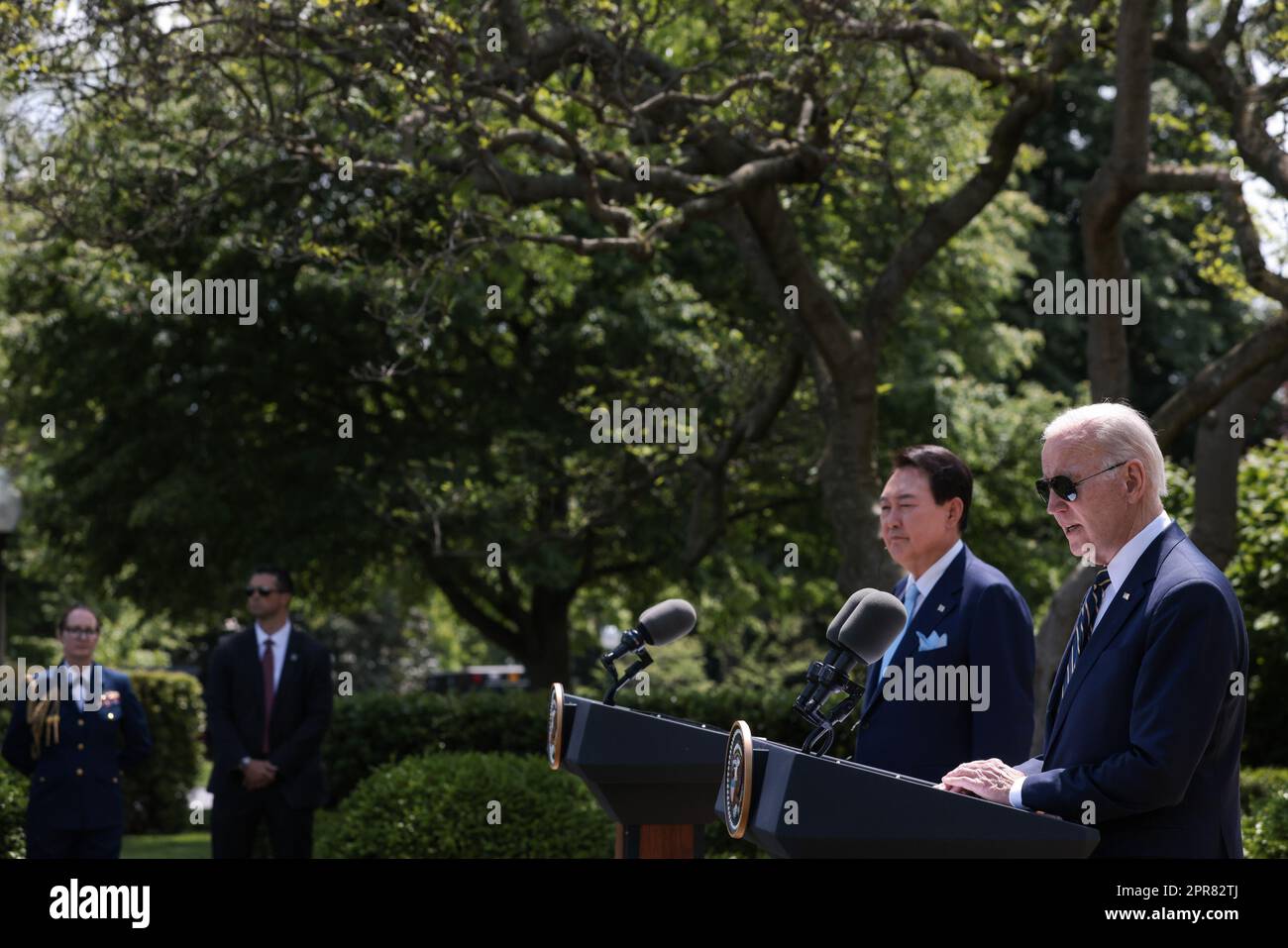 Washington, Usa. 26. April 2023. Präsident Joe Biden und der südkoreanische Präsident Yoon Suk Yeol veranstalten am Mittwoch, den 26. April 2023, eine gemeinsame Pressekonferenz im Rose Garden im Weißen Haus in Washington, DC. Yoon hat einen offiziellen Staatsbesuch im Weißen Haus. Foto: Oliver Contreras/UPI Credit: UPI/Alamy Live News Stockfoto