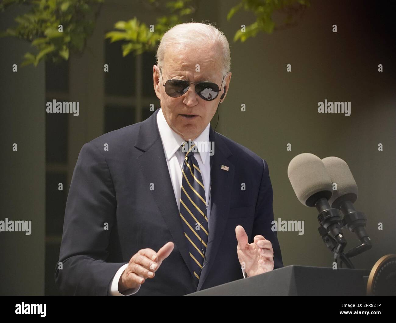 Washington, Usa. 26. April 2023. Präsident Joe Biden spricht auf einer gemeinsamen Pressekonferenz mit dem südkoreanischen Präsidenten Yoon Suk Yeol im Rosengarten im Weißen Haus in Washington am Mittwoch, den 26. April 2023. Yoon hat einen offiziellen Staatsbesuch im Weißen Haus. Foto: Ken Cedeno/UPI Credit: UPI/Alamy Live News Stockfoto Washington, Usa. 26. April 2023. Präsident Joe Biden spricht auf einer gemeinsamen Pressekonferenz mit dem südkoreanischen Präsidenten Yoon Suk Yeol im Rosengarten im Weißen Haus in Washington am Mittwoch, den 26. April 2023. Yoon hat einen offiziellen Staatsbesuch im Weißen Haus. Foto: Ken Cedeno/UPI Credit: UPI/Alamy Live News Stockfoto