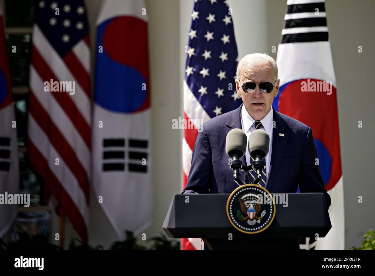 Washington, Usa. 26. April 2023. Präsident Joe Biden spricht auf einer gemeinsamen Pressekonferenz mit dem südkoreanischen Präsidenten Yoon Suk Yeol im Rosengarten im Weißen Haus in Washington am Mittwoch, den 26. April 2023. Yoon hat einen offiziellen Staatsbesuch im Weißen Haus. Foto: Al Drago/UPI Credit: UPI/Alamy Live News Stockfoto Washington, Usa. 26. April 2023. Präsident Joe Biden spricht auf einer gemeinsamen Pressekonferenz mit dem südkoreanischen Präsidenten Yoon Suk Yeol im Rosengarten im Weißen Haus in Washington am Mittwoch, den 26. April 2023. Yoon hat einen offiziellen Staatsbesuch im Weißen Haus. Foto: Al Drago/UPI Credit: UPI/Alamy Live News Stockfoto
